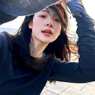 新生代小生被曝机场牵手女助理，前后半年机场画面流出